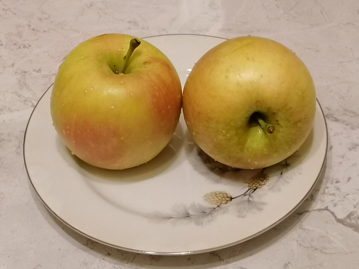 Витамены и клетчатка. С яблок не потолстеешь)).