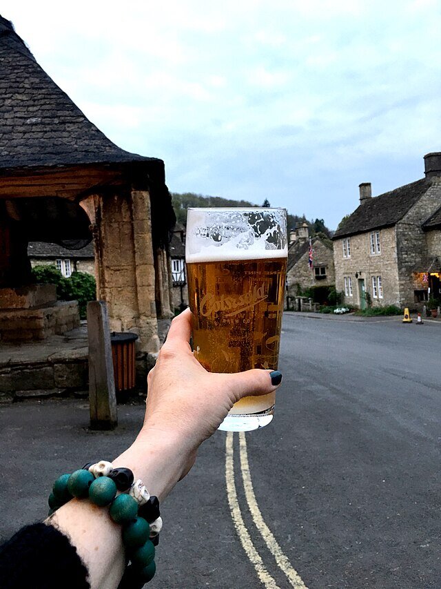 Sarah Stierch. Светлое пиво "Cotswold Haus" (4% ABV) от "Cotswold Brewing Co"., которое подают в отеле "Castle Inn" в Касл-Комбе, Англия