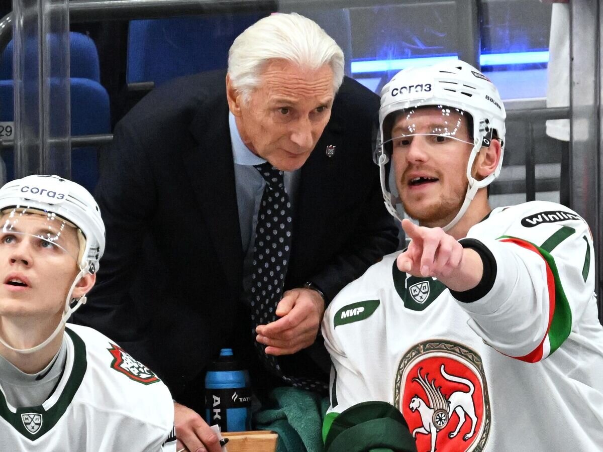    Тренер Зинэтула Билялетдинов (в центре) с хоккеистами "Ак Барса"© РИА Новости / Владимир Федоренко