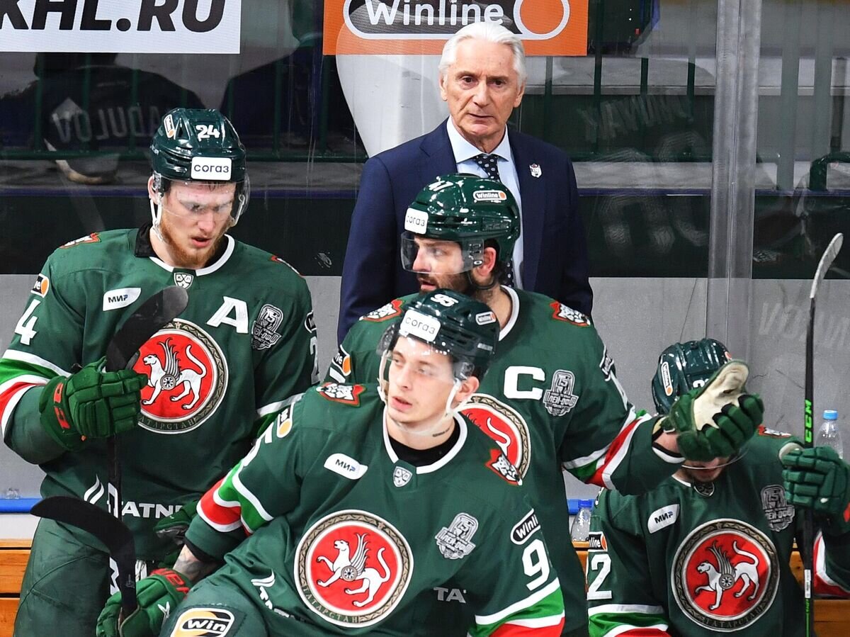    Главный тренер Зинэтула Билялетдинов (на втором плане в центре) и хоккеисты ХК "Ак Барс" © РИА Новости / Максим Богодвид