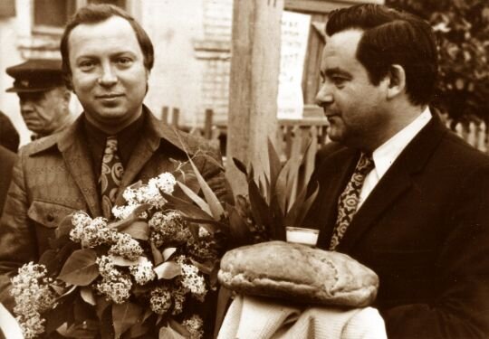 Его исполнение наполнено нежностью, обволакивающей теплотой, узнаваемый тембр среди тысяч, с невероятным по своей красоте звучанием, где в них оттенки радости и грусти. Слышишь в песне историю взаимоотношений двух влюбленных, можно написать роман о любви. Он был проповедником бархатной лирики, счастливой, волнительной, искренней, делавшей людей добрее и терпимее друг к другу. Он оставил после себя наследие романтизма, переданное его уникальным голосом с неповторимым тембром, который «заманивал» нас в свои объятия и имя его Валерий Ободзинский.