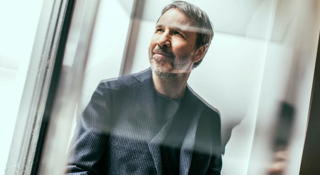 Денис воодушевлённо улыбается, а его сейчас будут чехвостить