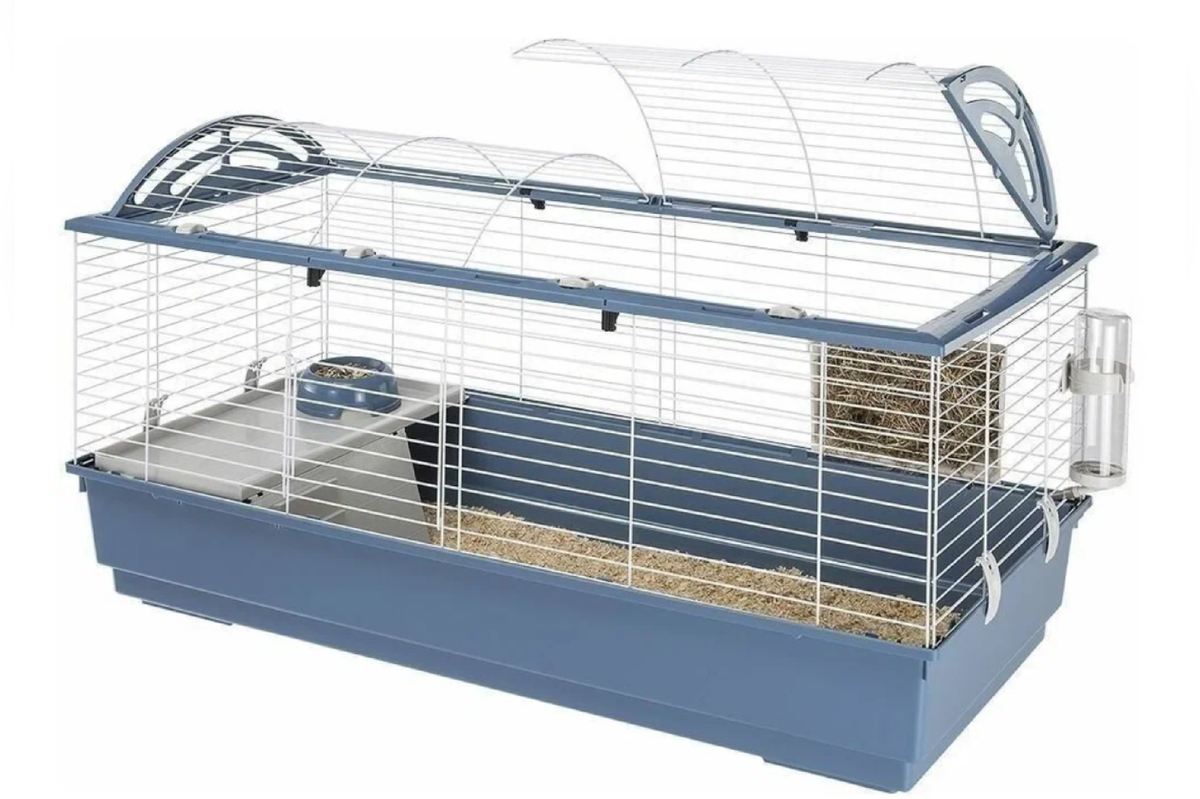 Идеальная клетка для морской свинки, тут и правильная поилка, и кормушка для сена, и даже домик есть, но лучше когда вход не сверху. Данный вариант подходит на целую группу свинок
