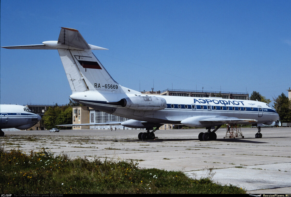 Ту-134 RA-65669 в Жуковском. 1995 год. Фото из сети Интернет.
