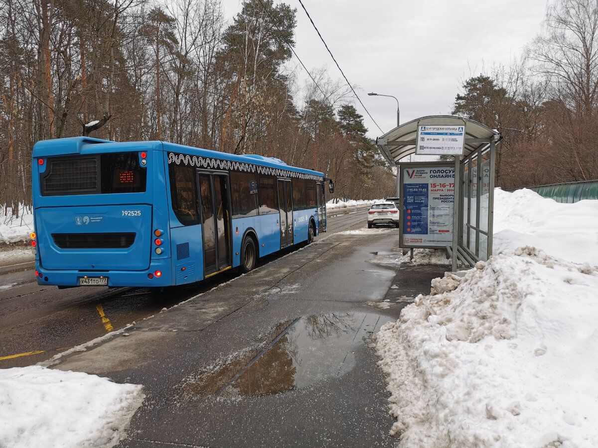 Автобус 192525 ЛиАЗ-5292 на маршруте № 800 на остановке "52-я городская больница" во 2-м Пехотном переулке.