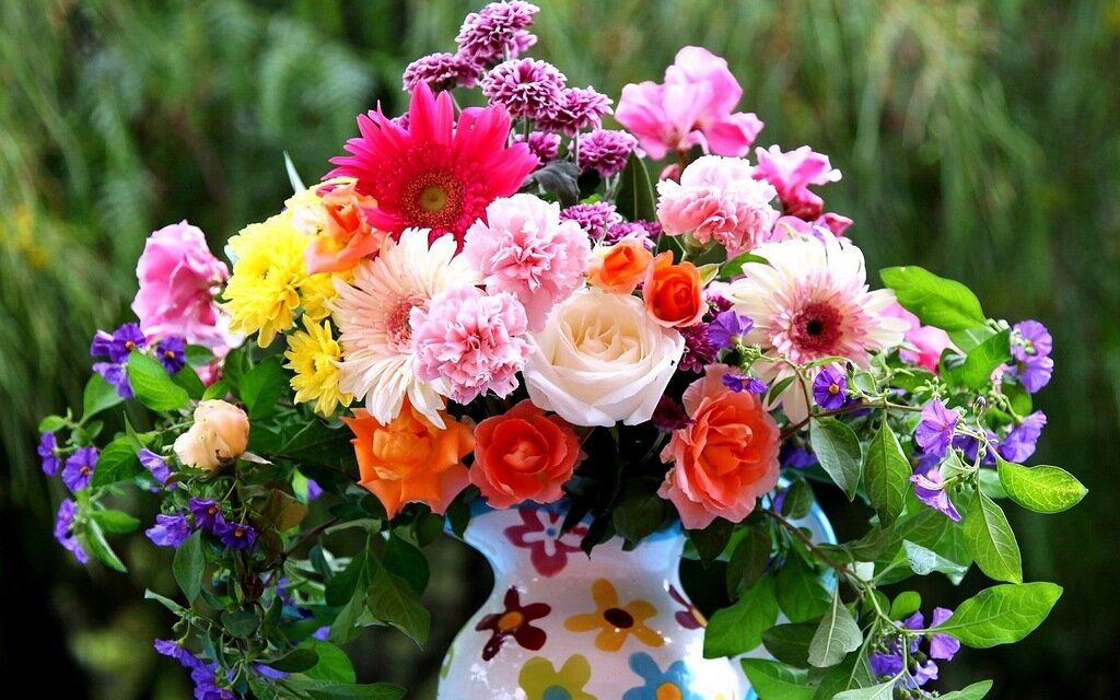 С нашим женским праздником, дорогие. Любви, нежности, счастья, удачи и здоровья, здоровья, здоровья всем нам и нашим родным и близким!