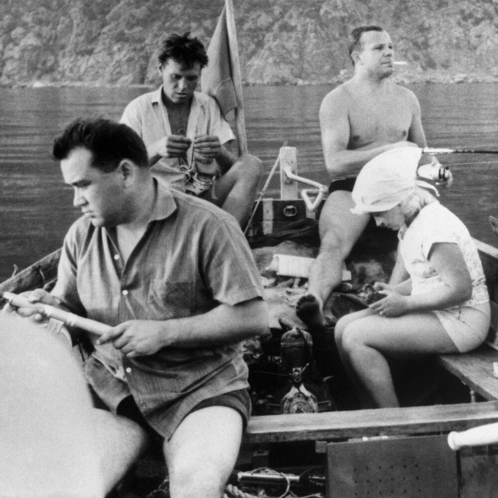 На переднем плане слева – председатель Чехословацкого союза молодежи Мирослав Завадил (позже – посол Чехословакии в СССР), за ним – матрос, который помогал управлять лодкой, справа на переднем плане – Александра Пахмутова и Юрий Гагарин. Фото из архива Рахмана Везирова.