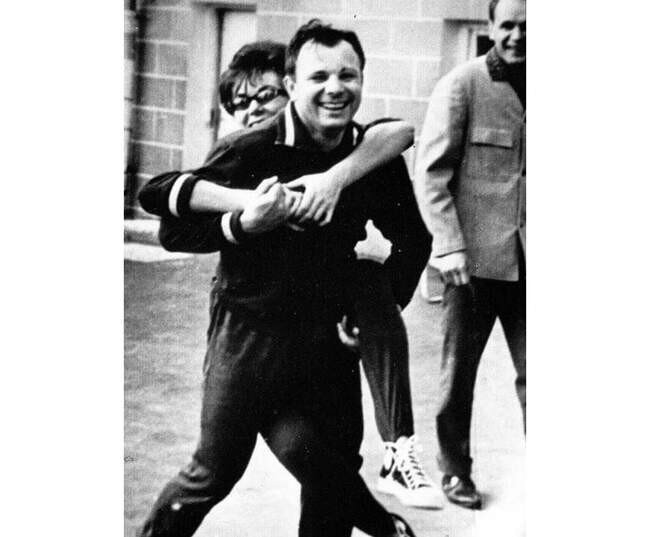 Эдита Пьеха и Юрий Гагарин. Фото из открытых источников. 