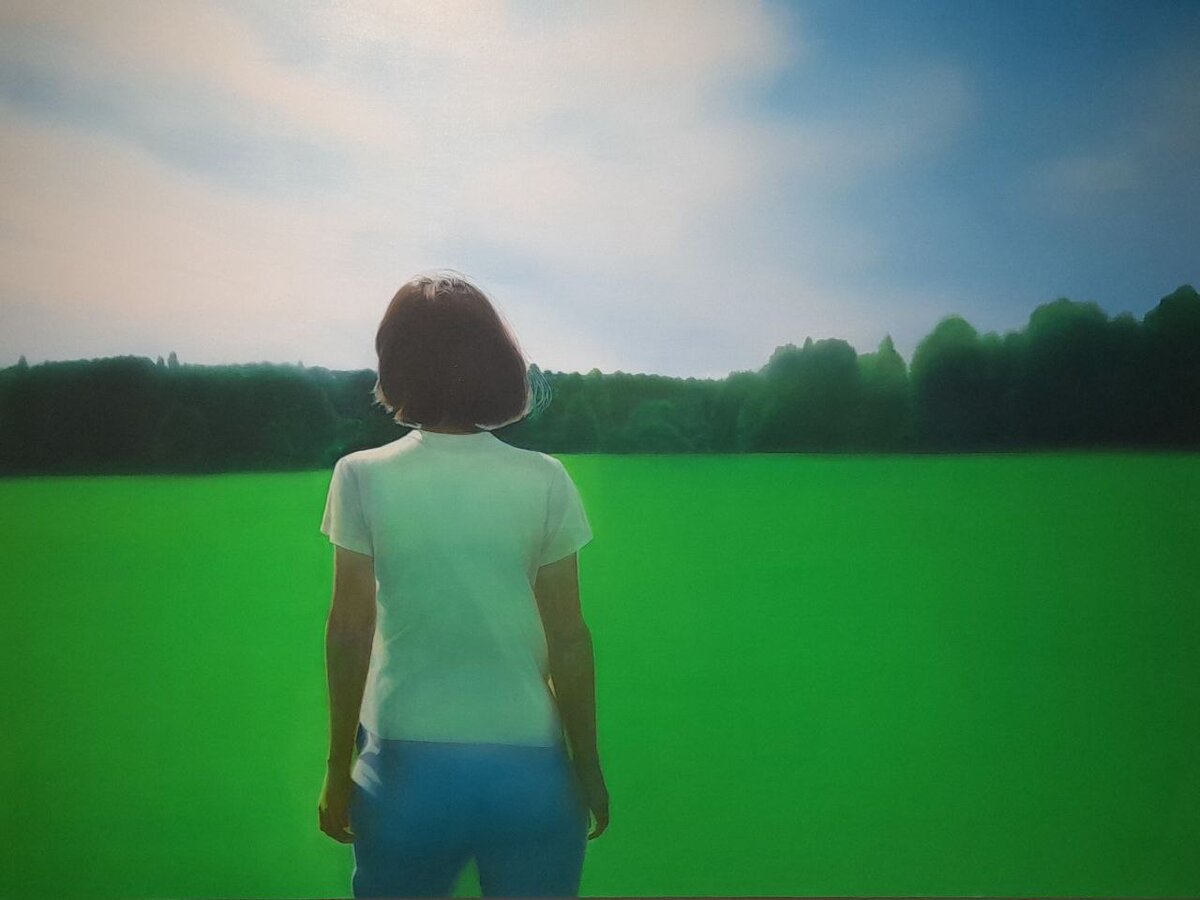 Серия портретов для этого проекта начинается с автопортрета. Автопортреты именно здесь, на поле в деревне Вага, уже появлялись у меня раньше и были связаны с попыткой переосмыслить место человека в новом постсоветском пространстве. Я хотела передать состояние, когда во взрослом возрасте приезжаешь туда, где провел детство, где начиналась сознательная работа с пейзажем, где в одиннадцать лет были сделаны первые рисунки и акварели. Это территория взросления, профессионального становления, проживания возрастных и природных изменений, бесконечного круга бытия - Вселенной и отдельного человека, замкнутого в пределах одного поля, затерянного и никому не нужного.