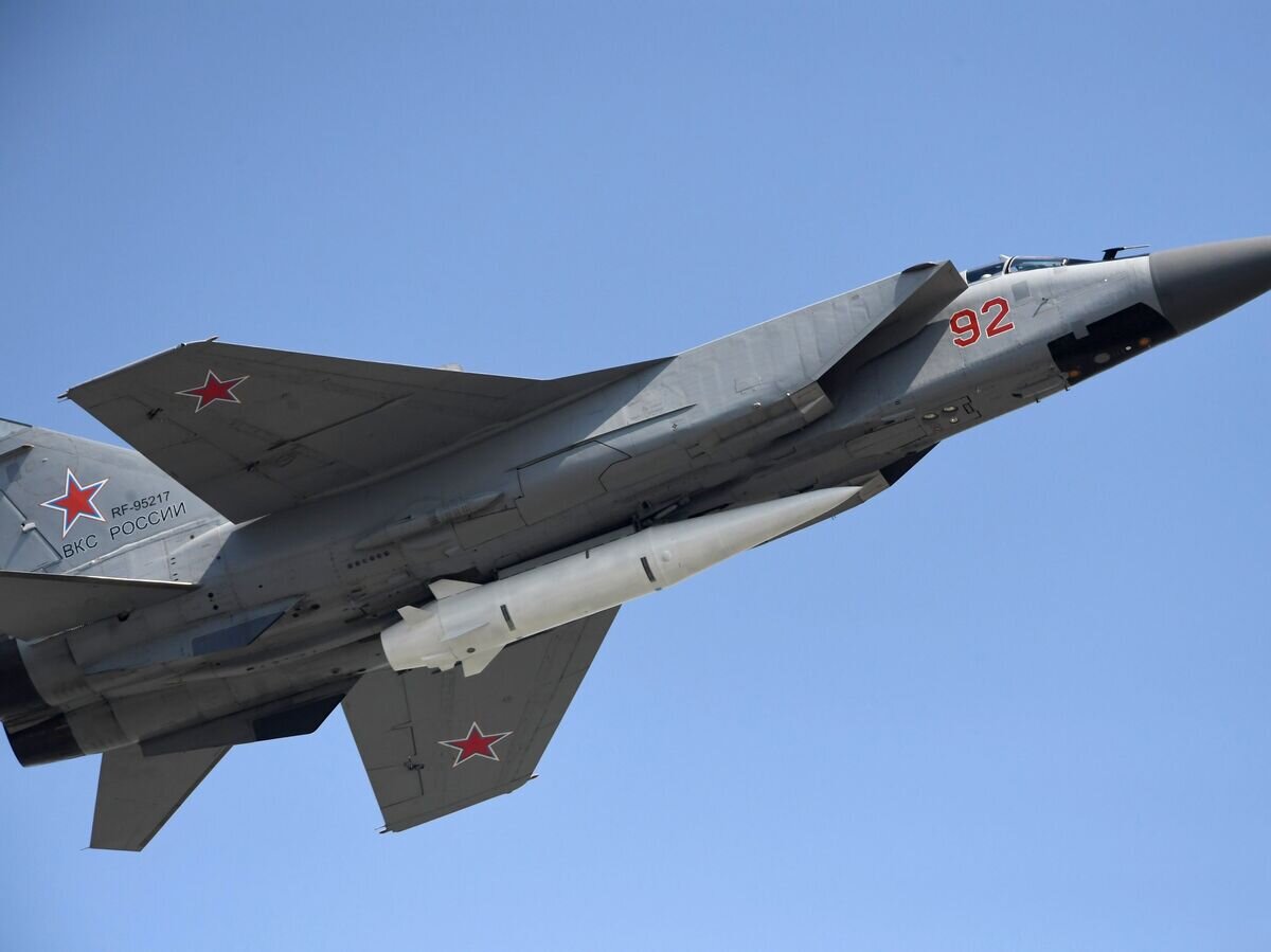    Многоцелевой истребитель МиГ-31 с гиперзвуковой ракетой "Кинжал"© РИА Новости / Илья Питалев