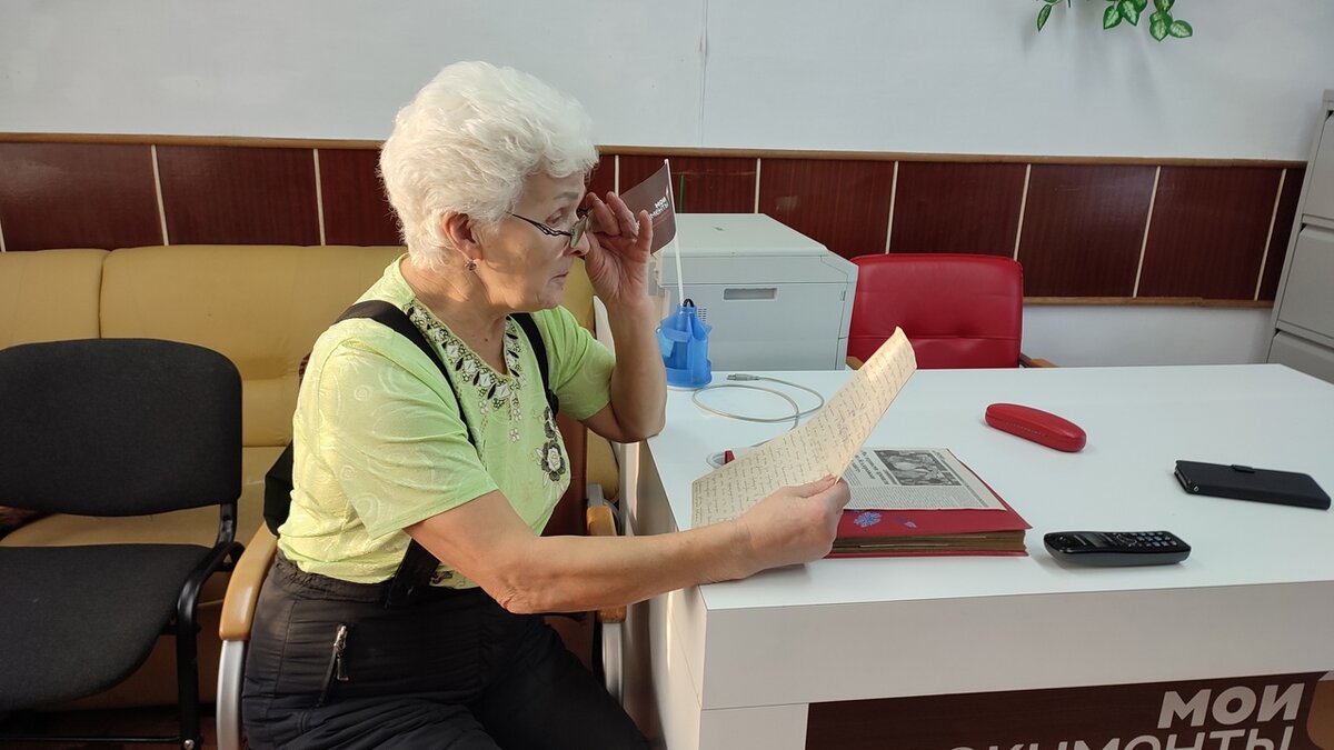 Наталья Купцова читает летопись Озёрного