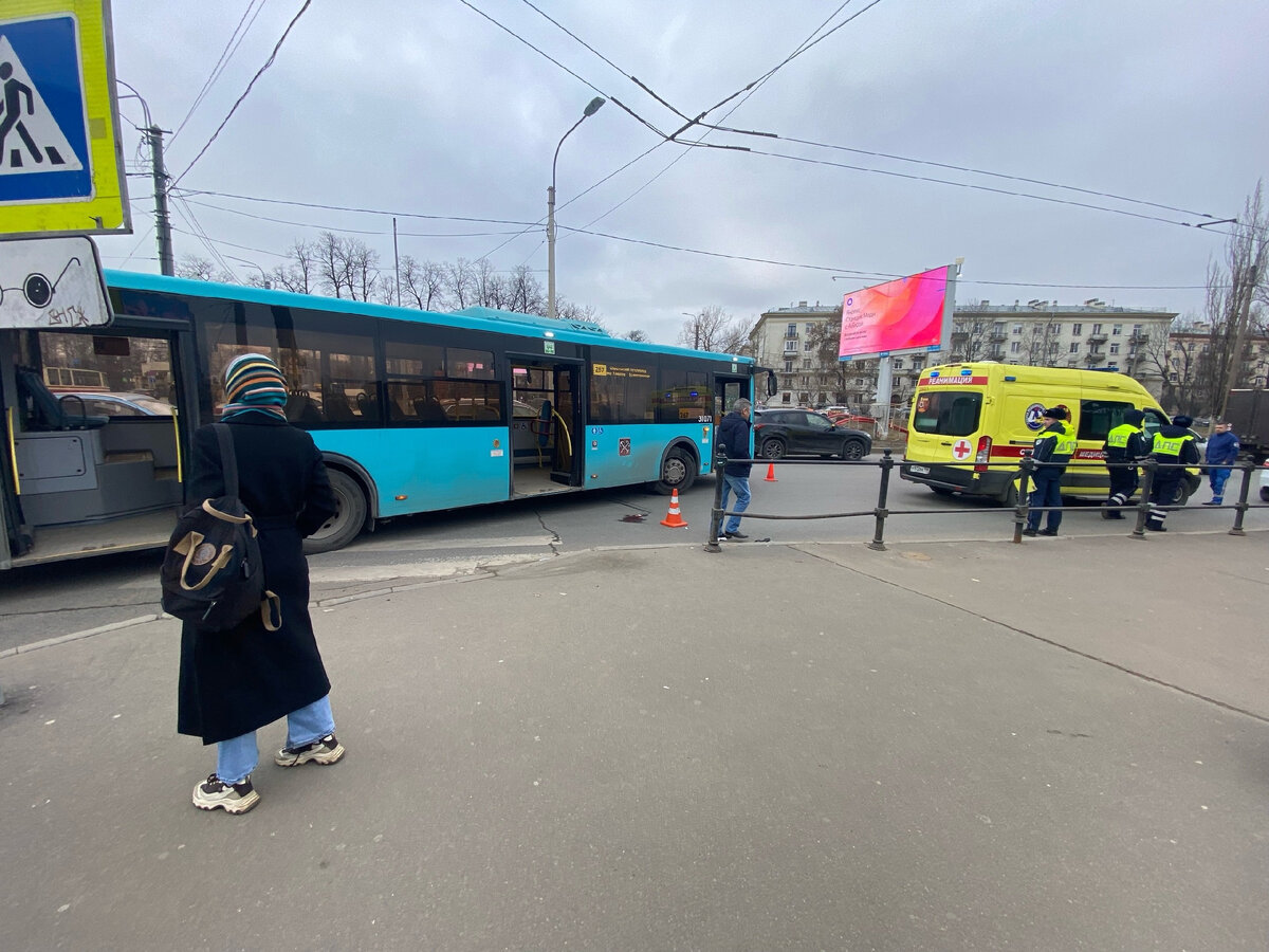 Врачи ампутировали ноги женщине, попавшей под автобус у метро «Чёрная  речка» | Мегаполис онлайн | Дзен