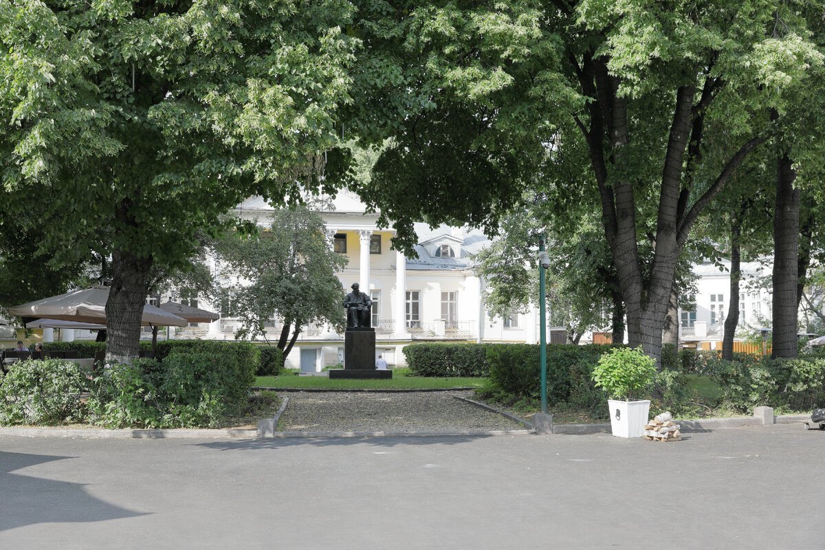 Двор на Поварской