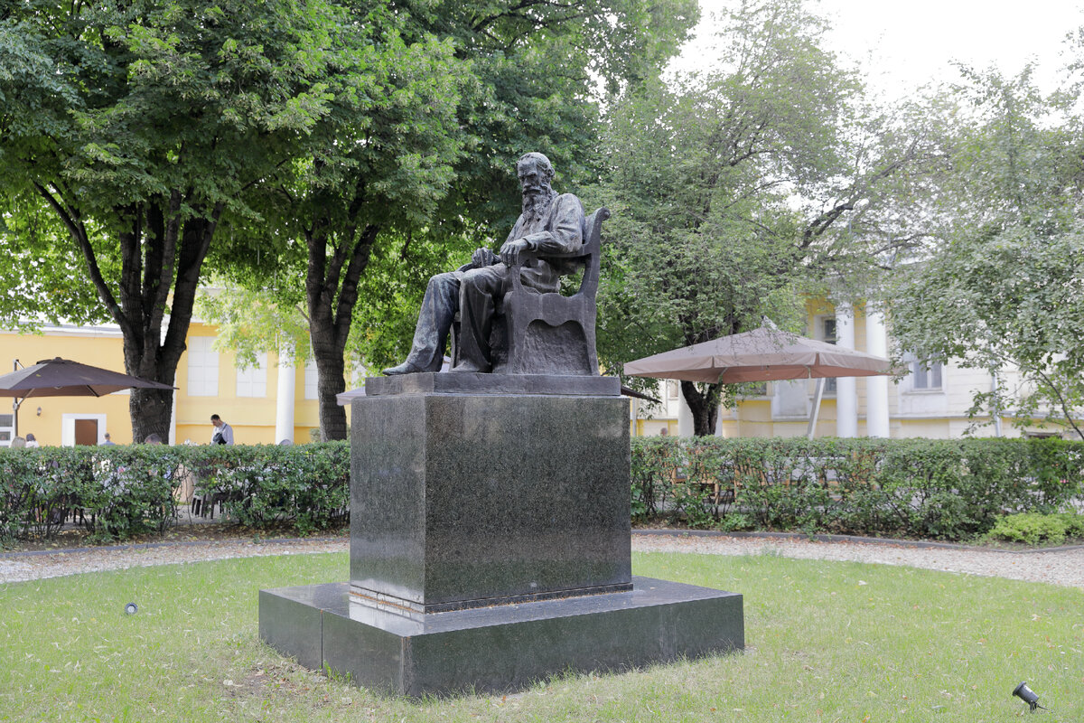 Памятник Льву Толстому