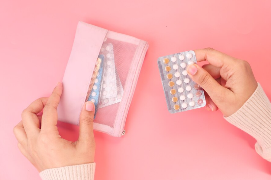 Противозачаточные таблетки проделали долгий путь, чтобы сегодня прочно войти в наш обиход и стать одним из самых популярных методов контрацепции.