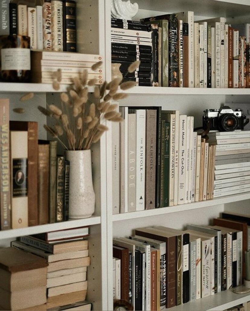 топ-10 книг с краткой рецензией на каждую:

"1984" by George Orwell:
"1984" – это пронзительный роман, представляющий визию тоталитарного общества, где правительство контролирует все аспекты жизни граждан. Это мощное произведение, которое заставляет задуматься о свободе и контроле.
"To Kill a Mockingbird" by Harper Lee:
"Убить пересмешника" – это трогательная история о расовых предрассудках и справедливости, рассказанная через глаза ребенка. Книга оставляет глубокие следы в сердцах читателей своей силой и значимостью.
"The Great Gatsby" by F. Scott Fitzgerald:
"Великий Гэтсби" – это культовый роман о бурном времени 1920-х годов в Америке, о богатстве, любви и разочаровании. Своими яркими образами и великолепным стилем автор воплощает эпоху и её дух.
"Pride and Prejudice" by Jane Austen:
"Гордость и предубеждение" – это классическая история о любви и общественных ожиданиях. Янга Аустен мастерски описывает общество и характеры, заставляя читателей влюбиться в её персонажей.
"The Catcher in the Rye" by J.D. Salinger:
"Над пропастью во ржи" – это важное произведение, представляющее подростковую ангсту и поиск истинной идентичности. Роман неподдельно отражает сложности переходного возраста и вызывает симпатию к своему главному герою.
"The Lord of the Rings" by J.R.R. Tolkien:
"Властелин колец" – это эпическое фэнтезийное произведение, полное приключений, магии и борьбы за добро. Толкин создал удивительный мир, который захватывает воображение и оставляет незабываемые впечатления.
"Crime and Punishment" by Fyodor Dostoevsky:
"Преступление и наказание" – это классический роман, исследующий психологию преступника и последствия его деяний. Достоевский великолепно изображает внутренние борьбы главного героя, заставляя читателей задуматься о морали и справедливости.
"The Hobbit" by J.R.R. Tolkien:
"Хоббит, или Туда и обратно" – это увлекательное приключение о маленьком хоббите, который отправляется в опасное путешествие за сокровищами. Рассказ о дружбе, отваге и неожиданных приключениях, который привлекает читателей всех возрастов.
"Anna Karenina" by Leo Tolstoy:
"Анна Каренина" – это великолепный роман, исследующий темы любви, семьи и морали в российском обществе 19 века. Толстой с легкостью создаёт живых персонажей и заставляет читателей восхищаться его мастерством.
"The Picture of Dorian Gray" by Oscar Wilde:
"Портрет Дориана Грея" – это интригующая история о цене красоты и падении в темные соблазны. Удивительно стилизованный и мудро написанный роман, который оставляет читателей задумываться о природе человеческой природы и морали.
Каждая из этих книг представляет уникальный литературный опыт, оставляя глубокие следы в сердцах читателей и продолжая вдохновлять поколения.