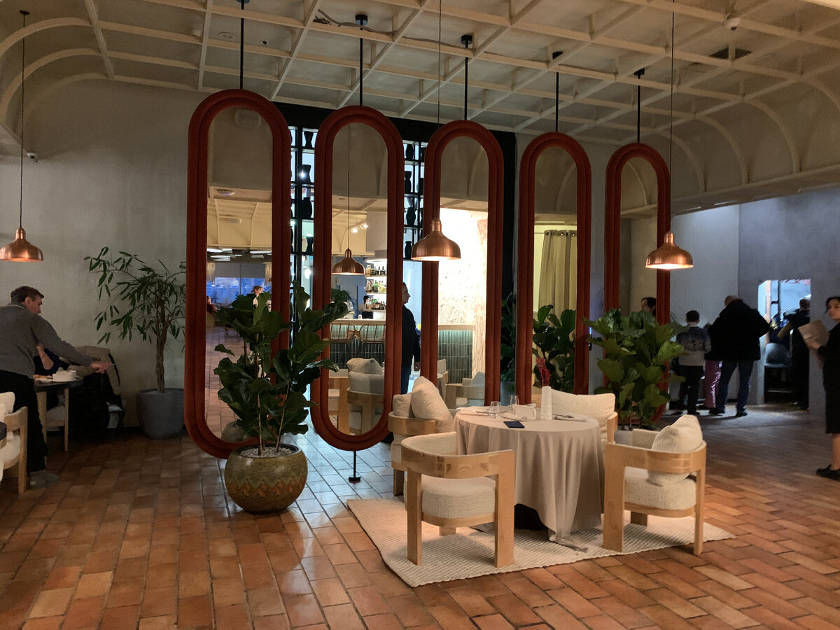 Вход в ресторан, гардероб