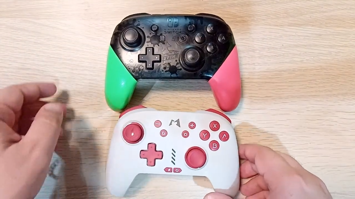 Данный геймпад по своей форме очень похож на Pro Controller для Nintendo Switch, габариты плюс-минус одинаковые.