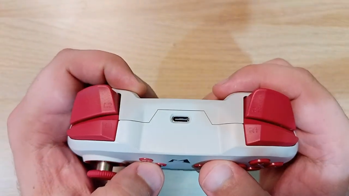 Данный геймпад по своей форме очень похож на Pro Controller для Nintendo Switch, габариты плюс-минус одинаковые.-2