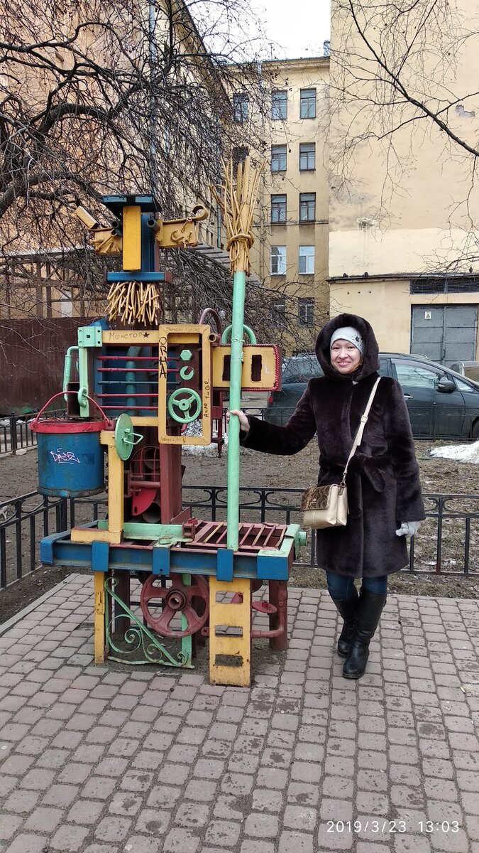 23 марта 2019 г. Гуляю в центре Питера. Снега мало, но холодно. Дресс-код: шуба