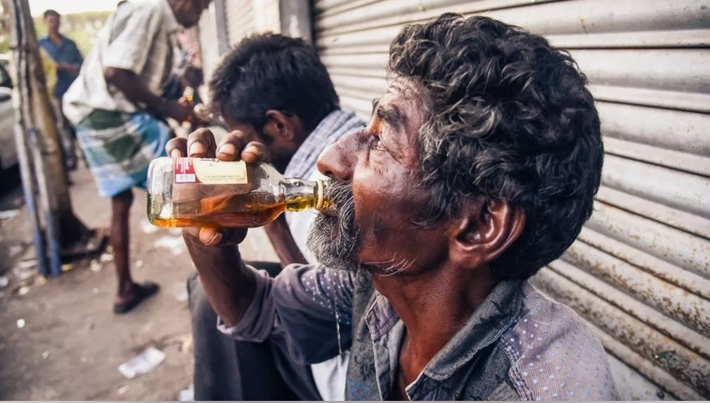 Индийцы пьют алкоголь