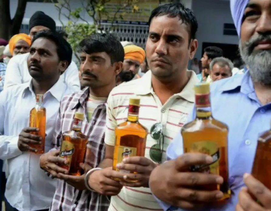 Индийцы пьют алкоголь 