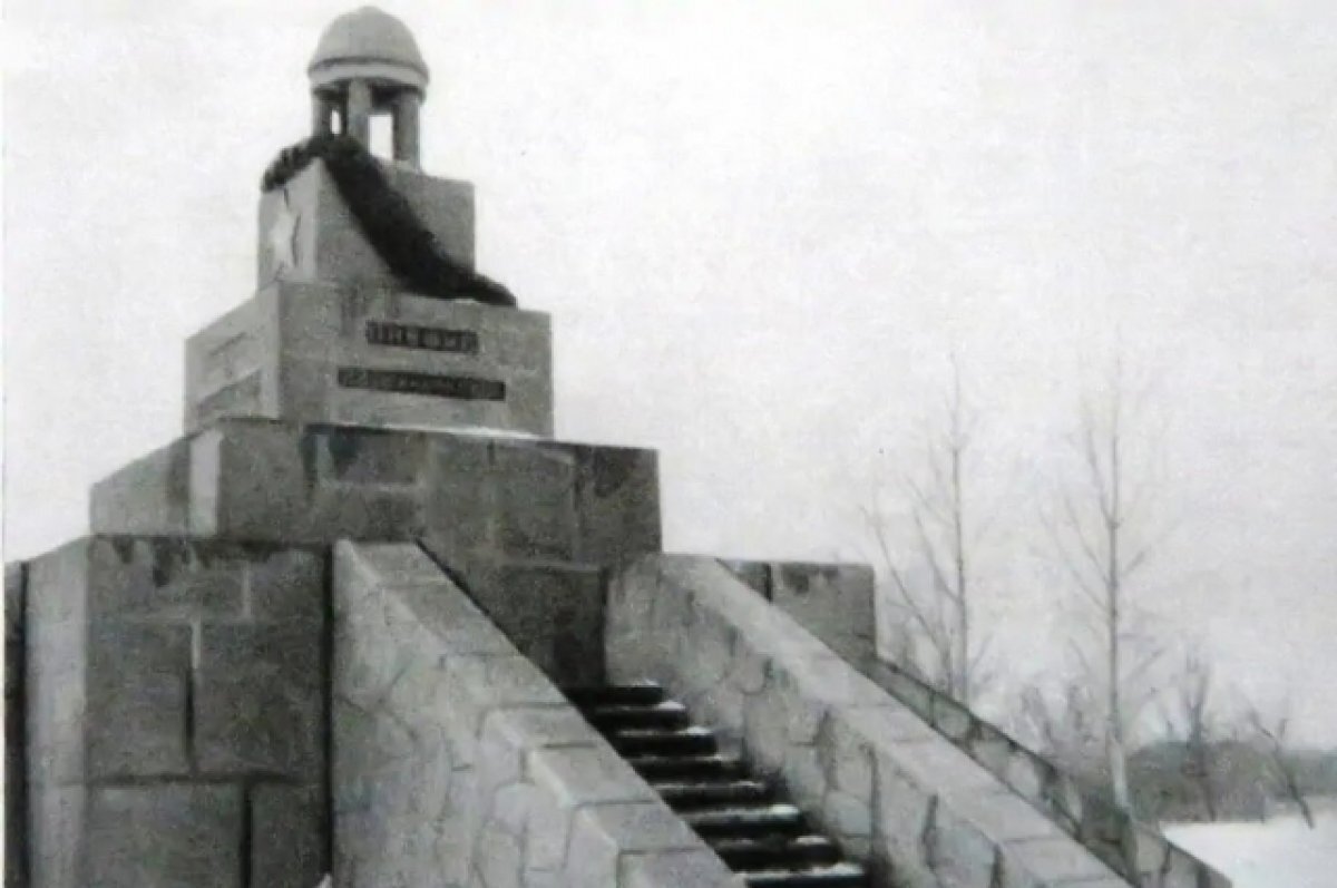    У памятника жертвам Куломзинского восстания проходила вся жизнь кировчан.