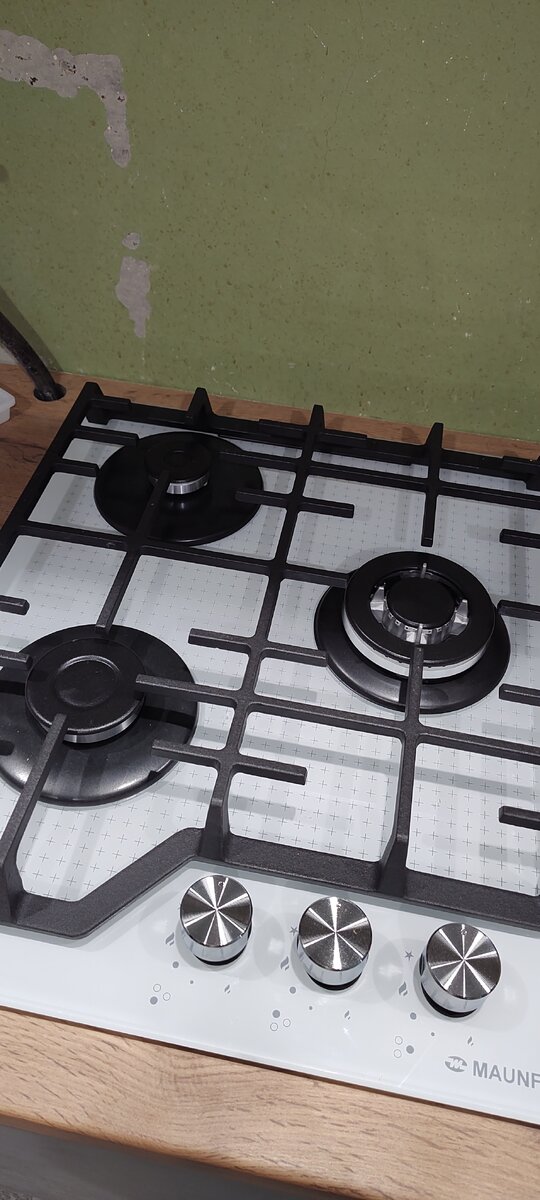 Уже установленная на нашей кухне поверхность. Но кухонного фартука еще нет.