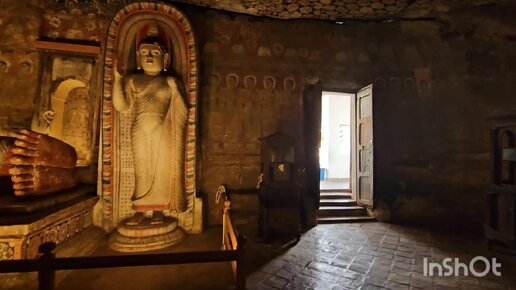 Зал Махараджалена в пещерном храме Дамбулла