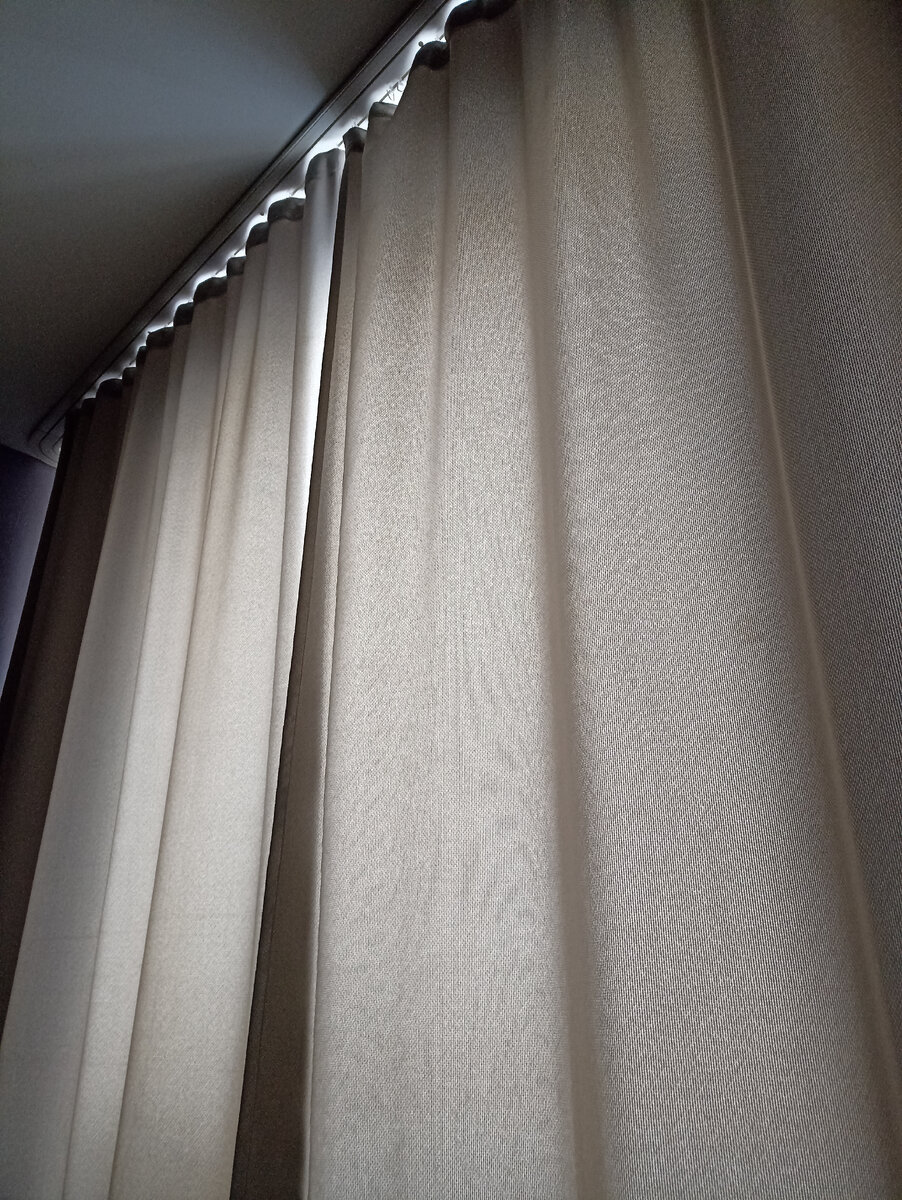 Шторы блэкаут и маска на глаза. Не всегда помогают