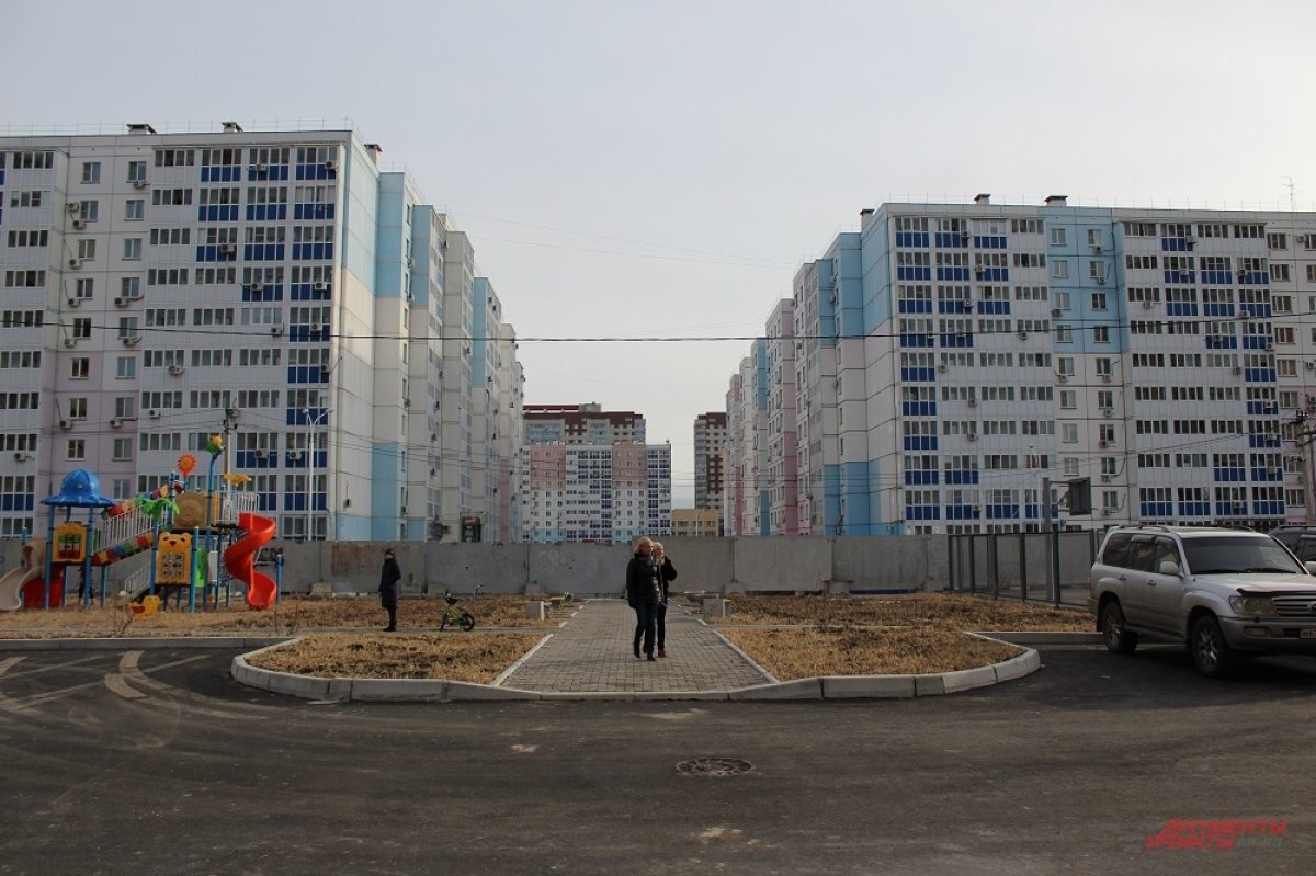    Семьи переехали из старого жилья в новые квартиры.