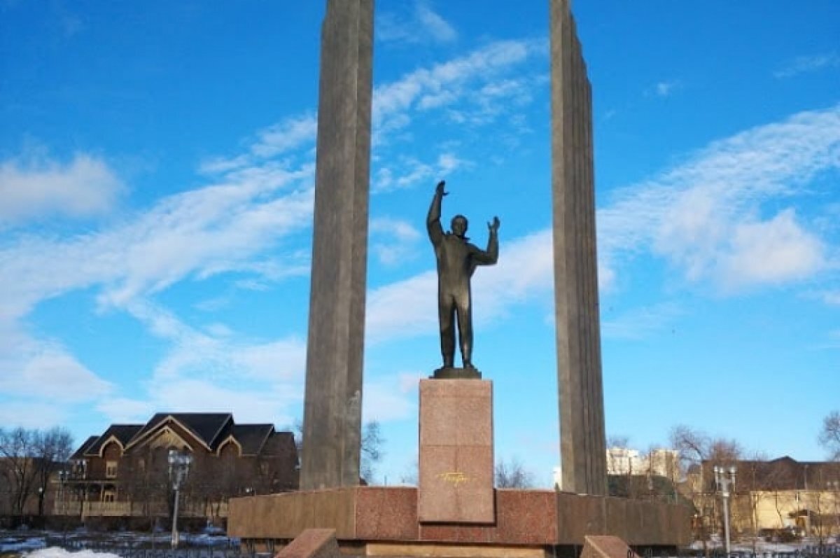 День города в оренбурге. Памятник Гагарина Оренбург. Памятник Юрию Гагарину (Оренбург). Памятник Гагарину Оренбург на на Гагарина. Памятник Юрию Гагарину (Оренбург) достопримечательности Оренбурга.