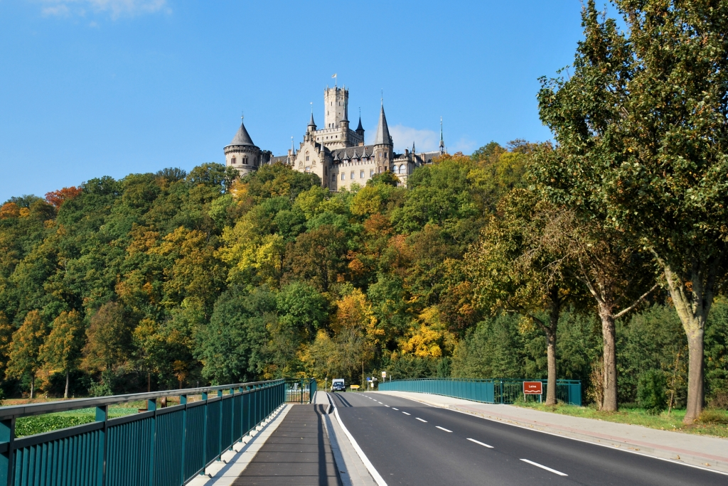 В солнечный день замок выглядит вот так. 