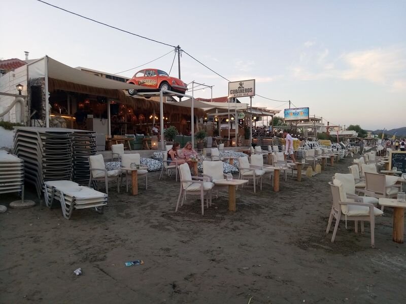 Один из баров прямо на берегу моря в Лаганасе