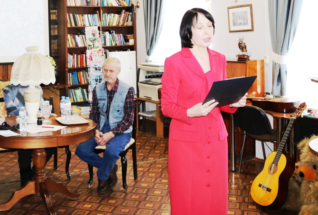 Заведующая библиотекой Марина Незговорова