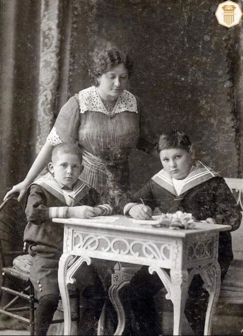 Елена Александровна Поносова с сыновьями Владимиром и Василием. 1913 год (источник; Башкультнаследие)