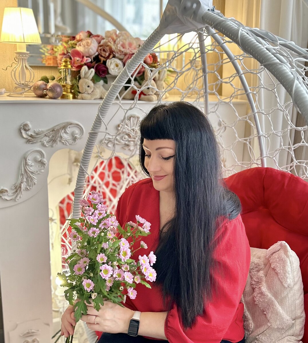 Слышу, шуршит на кухне…
И потом уже заходит с букетом…