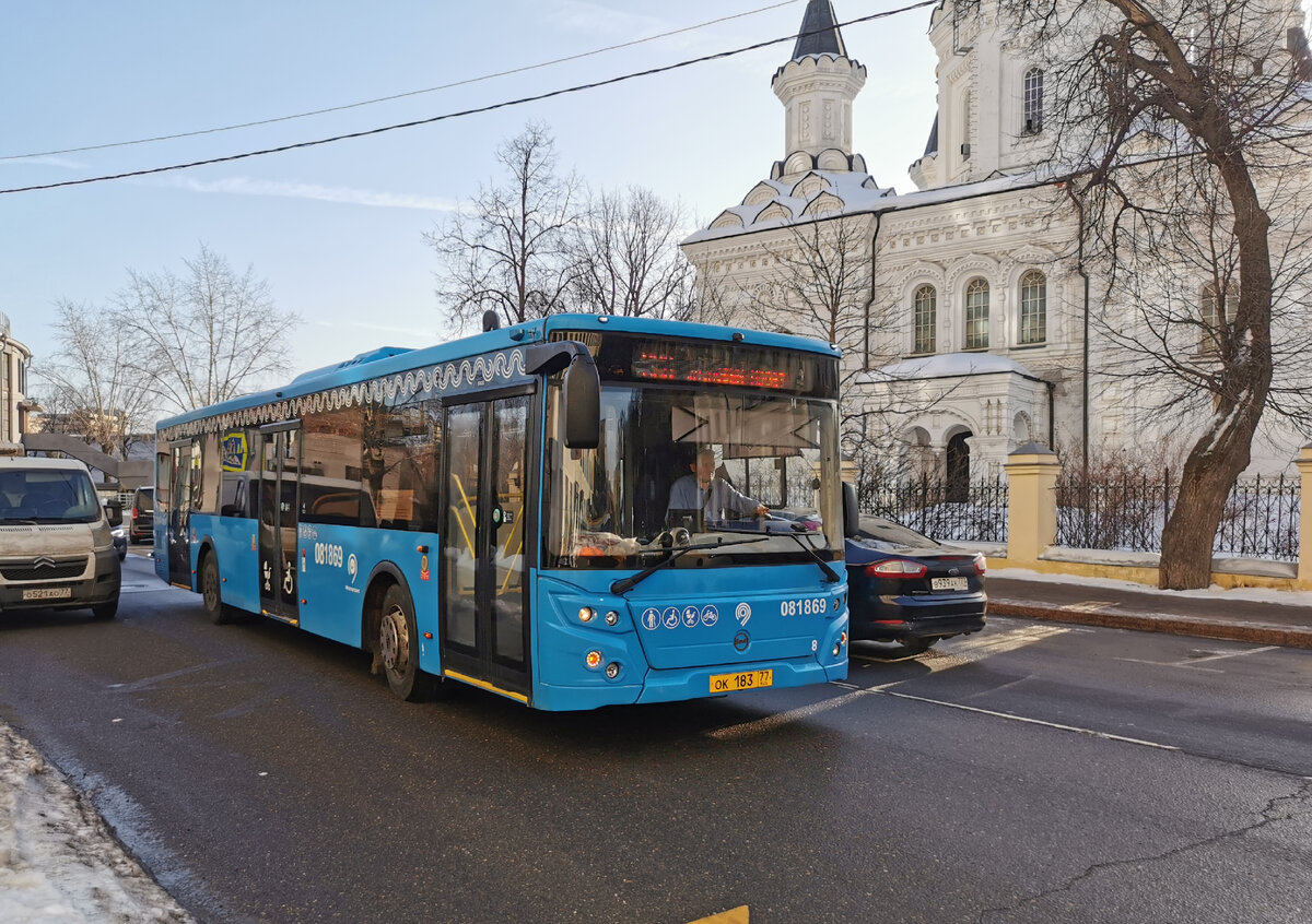 По пути в больницу я сфотографировал автобус 081869 ЛиАЗ-5292 на маршруте № 220 на Погодинской улице.