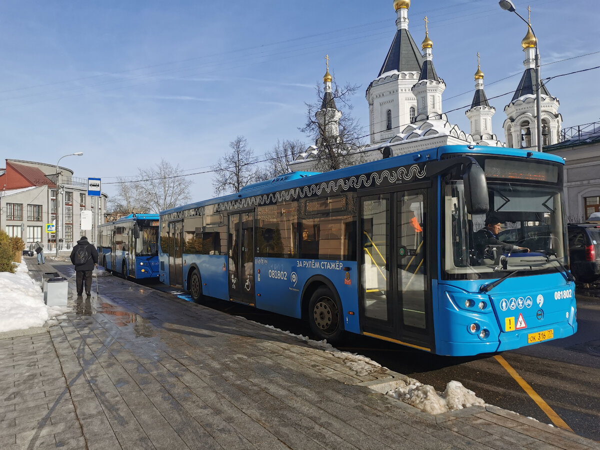 После больницы случилось бинго - сразу два 220-х автобуса. Учебный автобус 081802 ЛиАЗ-5292 на маршруте № 220 на Погодинской улице. Следующий за ним - ещё один автобус этого маршрута. Видимо, ,"слиплись" они из-за пробок в городе. Этот следующий автобус - на снимке ниже.