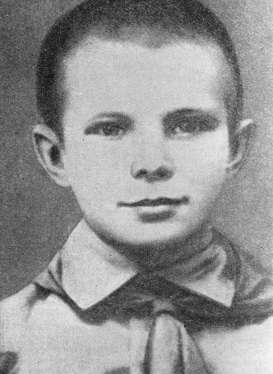    В 1941 году Юра пошёл в первый класс, но учёбу пришлось прекратить, так как вскоре деревню оккупировали гитлеровские войска. Немцы выгнали семью Гагариных на улицу, а их дом превратили в мастерскую. Незадолго до отступления фашисты угнали старшего брата и сестру Юры в Германию / РИА Новости