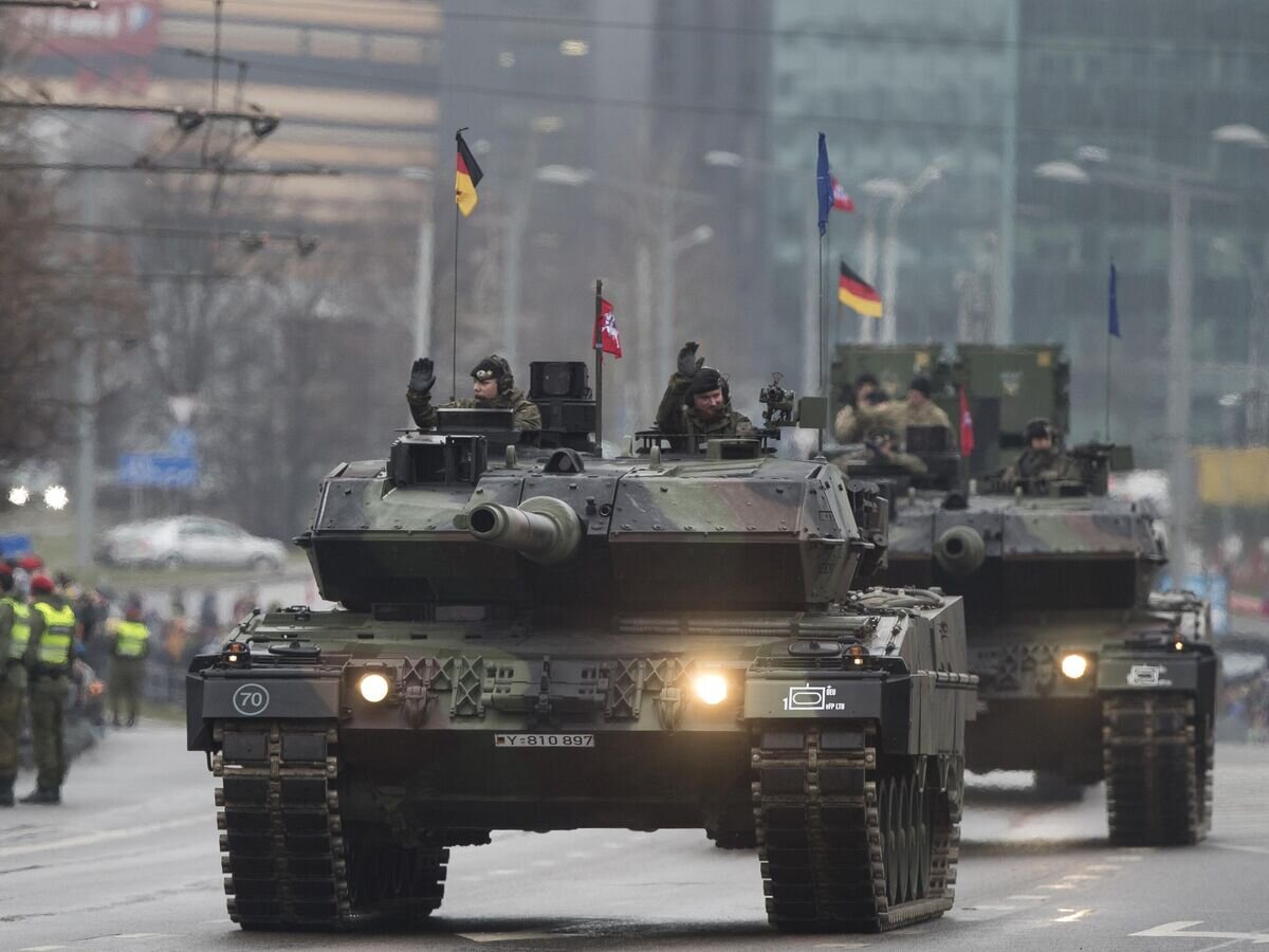    Немецкие военнослужащие на танках Leopard 2© AP Photo / Mindaugas Kulbis