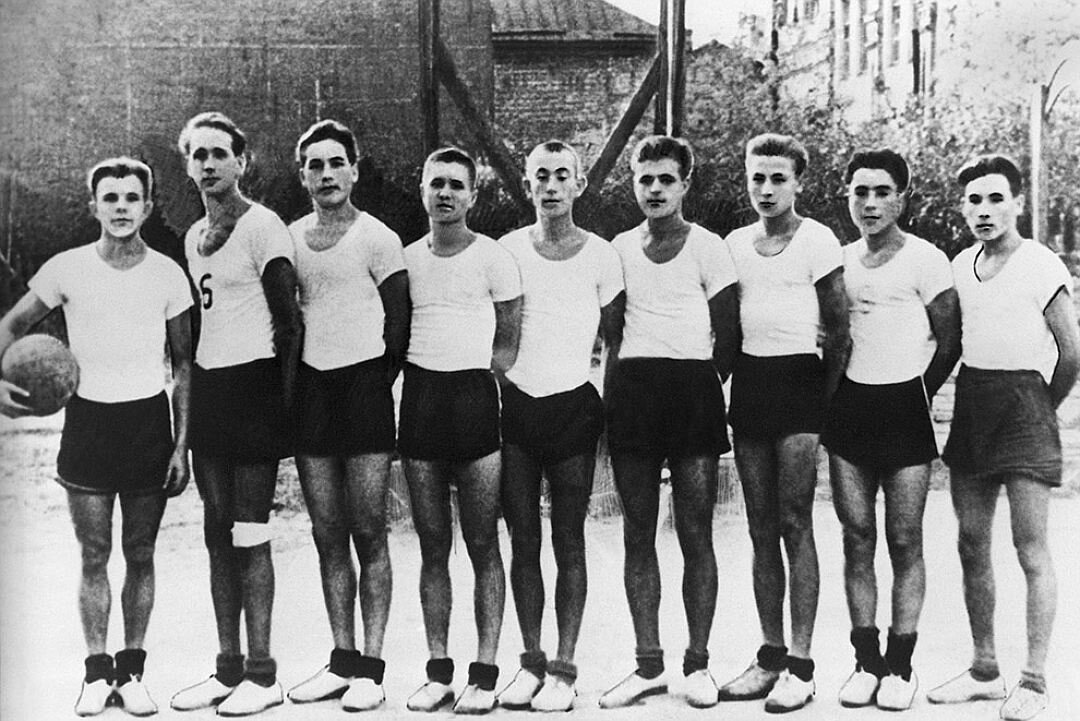 Юрий Гагарин (первый слева) в составе волейбольной команды, 1950 год. Фото: ТАСС