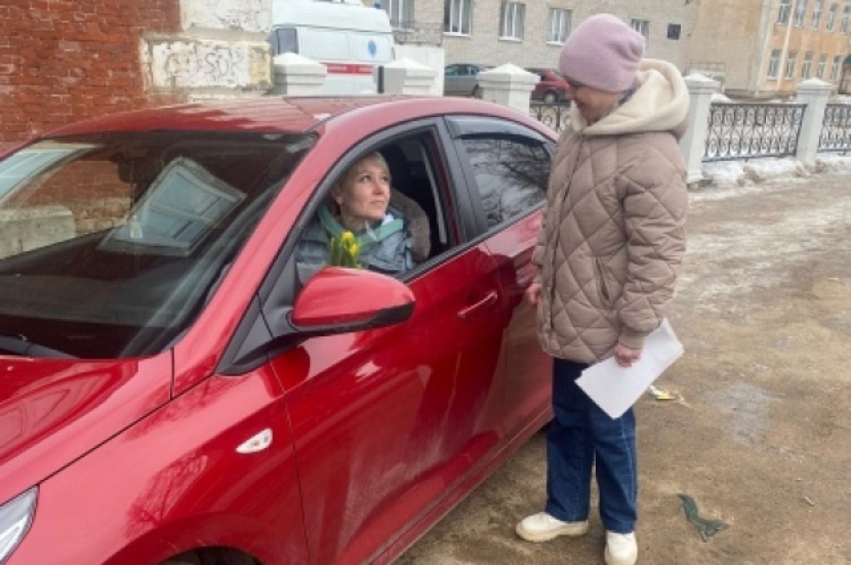    В Осташкове полицейские поздравили женщин-водителей с 8 марта