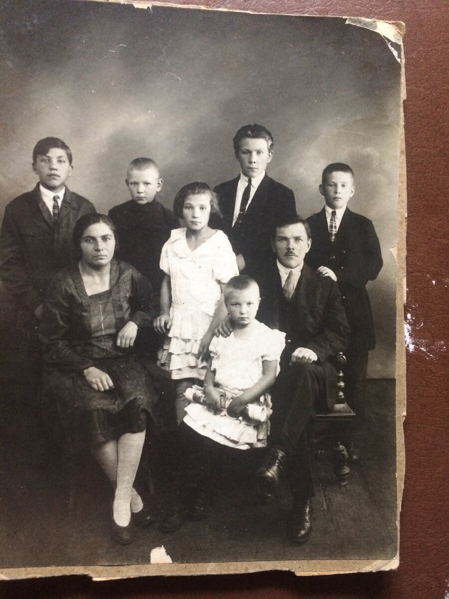 Большая семья бывшего комиссара Борисова Д. Ярославской губерни по продовольствию. Фото взято из личного альбома автора.