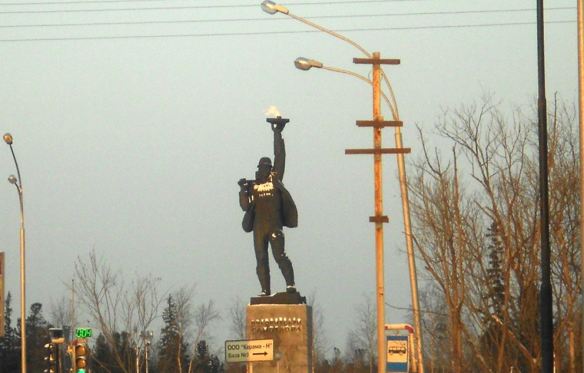    Памятник покорителям Самотлора.