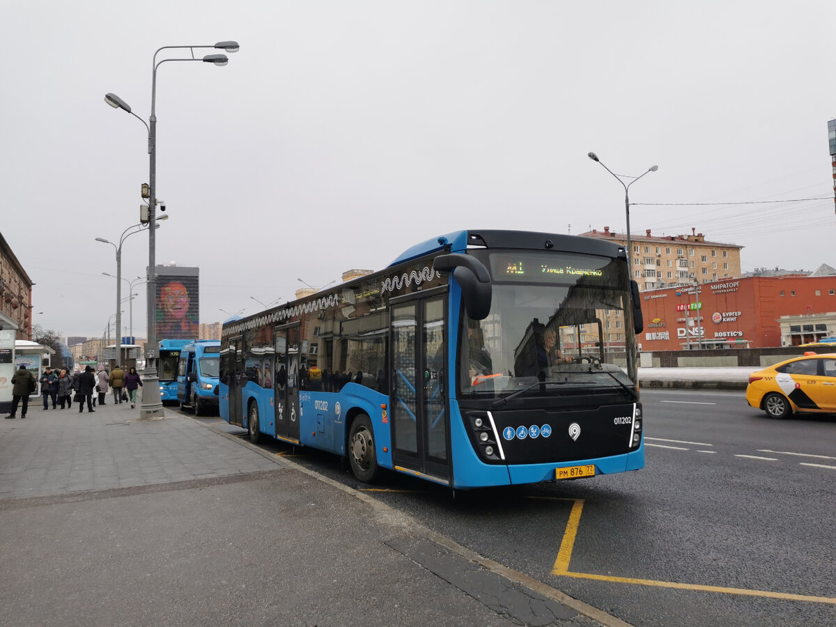 Автобус 011202 НефАЗ-5299-40-52 на маршруте № м1 на Ленинградском проспекте у метро "Сокол".