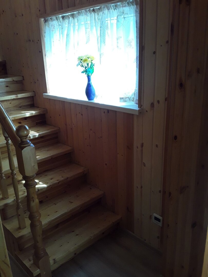 Ящички из лестницы мне не сделали, заколотили обычными подступенками