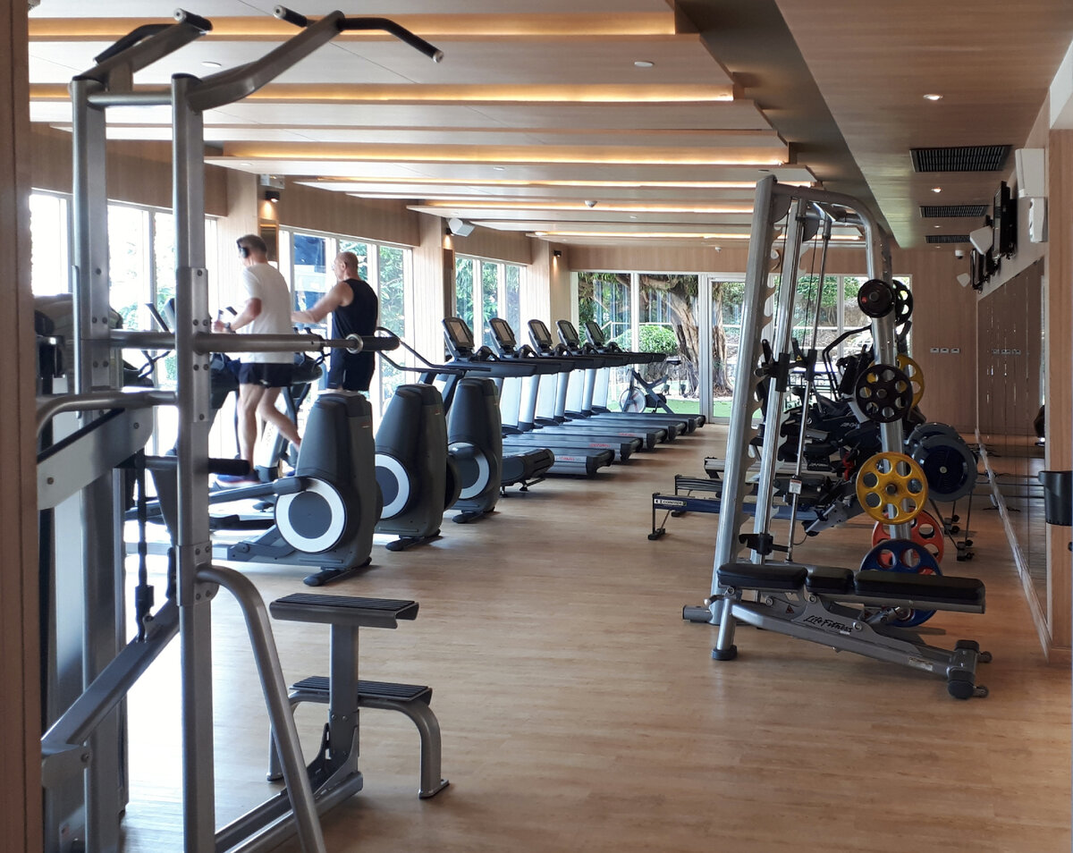 Зал большой, чего там только нет!