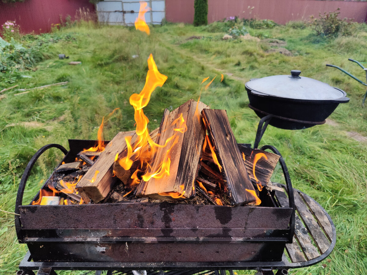 Разжигаем дрова в мангале