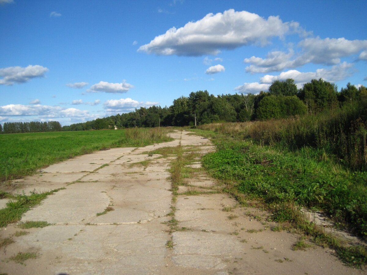 Полевой аэродром в деревне Новоселье. Фото автора.